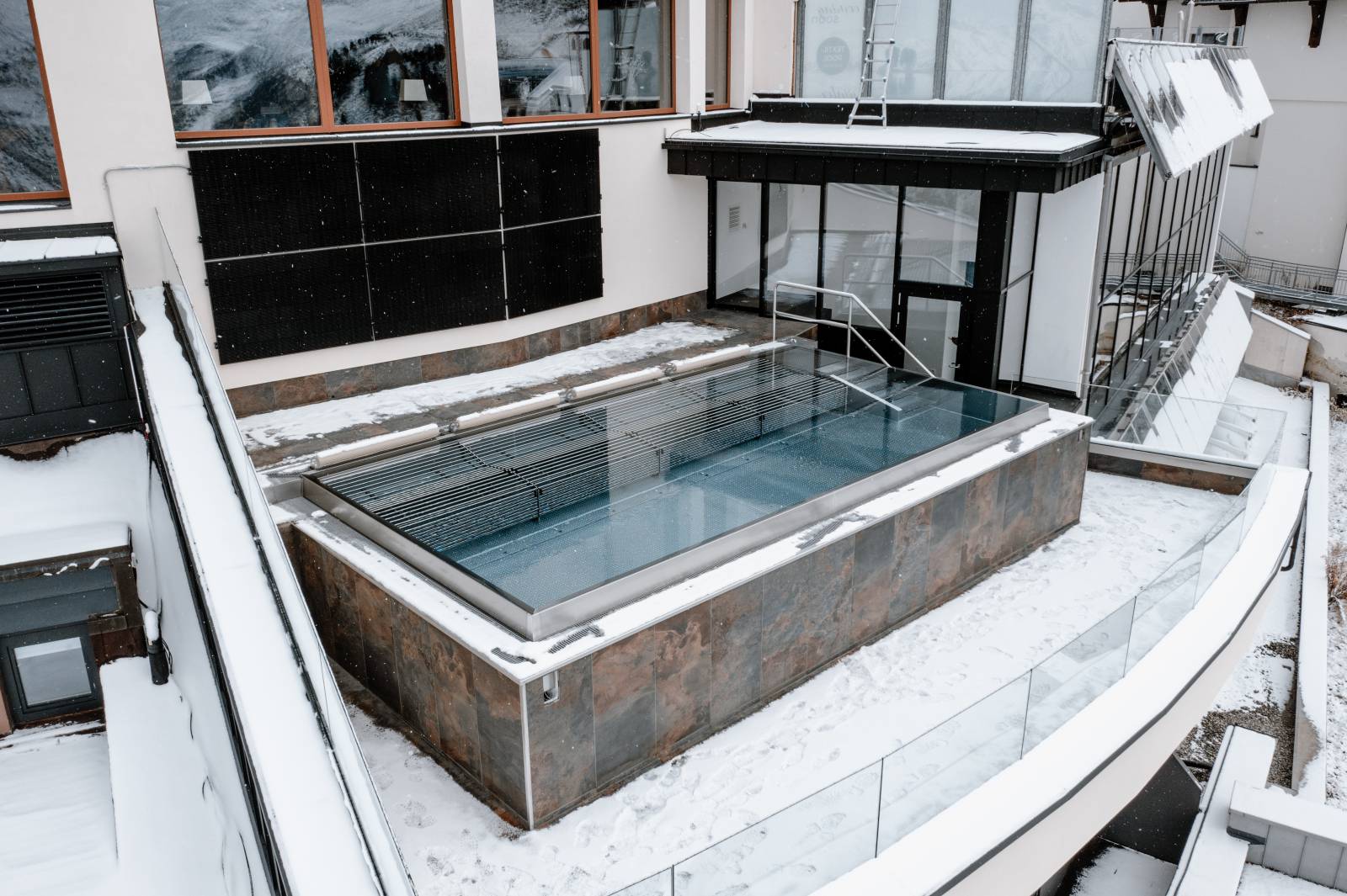 Neuer Infinity Pool im Alpine Spa  Symbolfoto