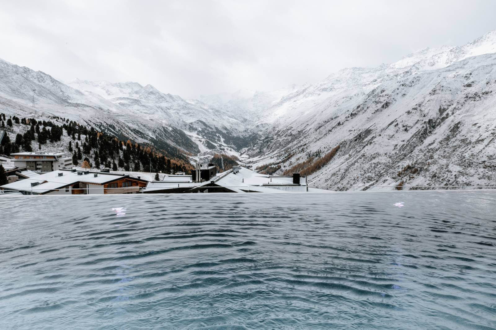 Neuer Infinity Pool im Alpine Spa  Symbolfoto