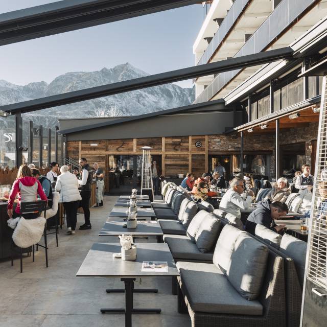 Sonnenterrasse im Hotel Riml mit moderner Einrichtung und Bergblick