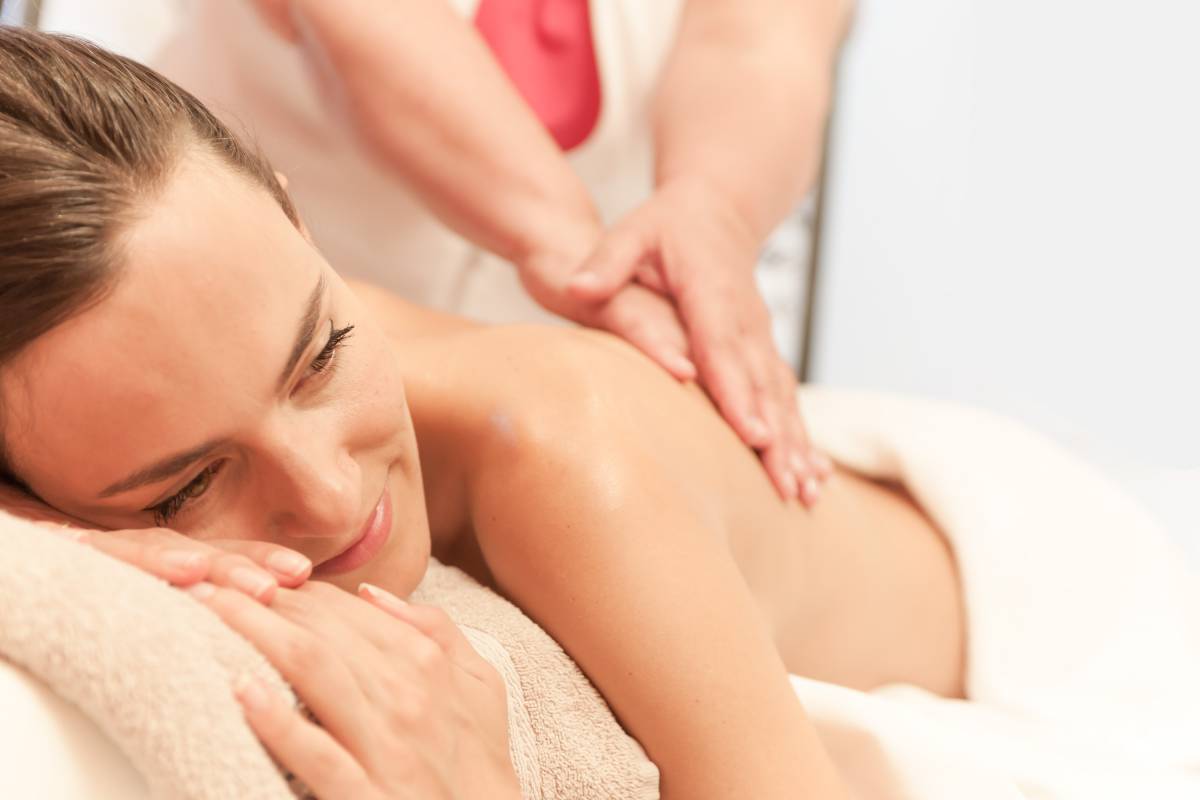 Frau auf Massageliege