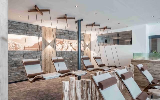 Ruhebereich mit Wellnessschaukeln Hotel Riml